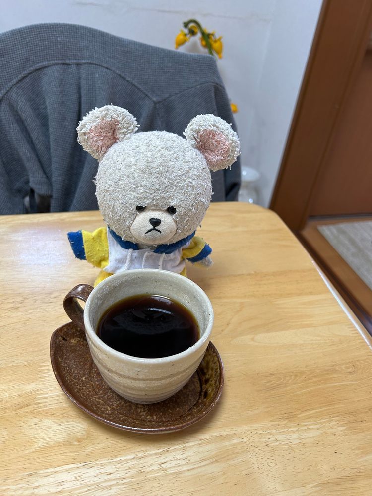 いつものＪＡにお買い物へ🚙
今日もいろいろゲットなの👛
レタサイだって🤭
レタスと白菜の真ん中なのかな？
たけのこいもの季節きた✨けんちん汁にしよう😋
ぴーしゃん、新米も、ゲットしたから、この卵で、卵かけご飯楽しむんだ🎶
２枚目
ここのＪＡで売ってるコーヒーなの☕️
モカゲイシャ✨
エチオピアを起源とする希少な品種「ゲイシャ種」を使った、モカ（エチオピア産コーヒーの総称）のこと…というちょっとご褒美的な存在👀✨
さっそく…☕️🐻‍❄️
美味しい😋細かいことはよくわからないけど、飲みやすいし、香りも👍
サボりたい日はモスだよね🍔
定番のモス野菜バーガーで大満足✨
シェイクは混ぜる芋の🍠うっとり😍