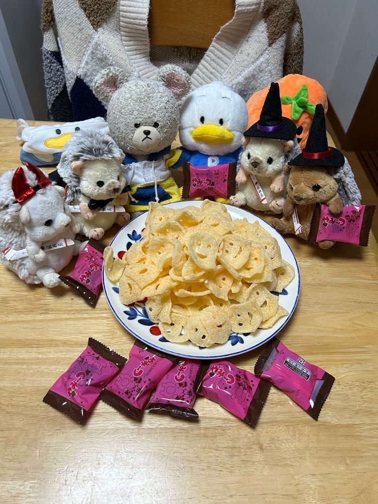 トリックオアトリート‼️
さあ、お菓子を食べよう✨
ハロウィンっぽいお菓子で気分アゲアゲだ〜👻🧙♀️👿
わぁ〜お皿にいっぱいのおばけ〜👻
あははは❣️
ふわもこのみんな〜
ハッピーハロウィン🎃👻