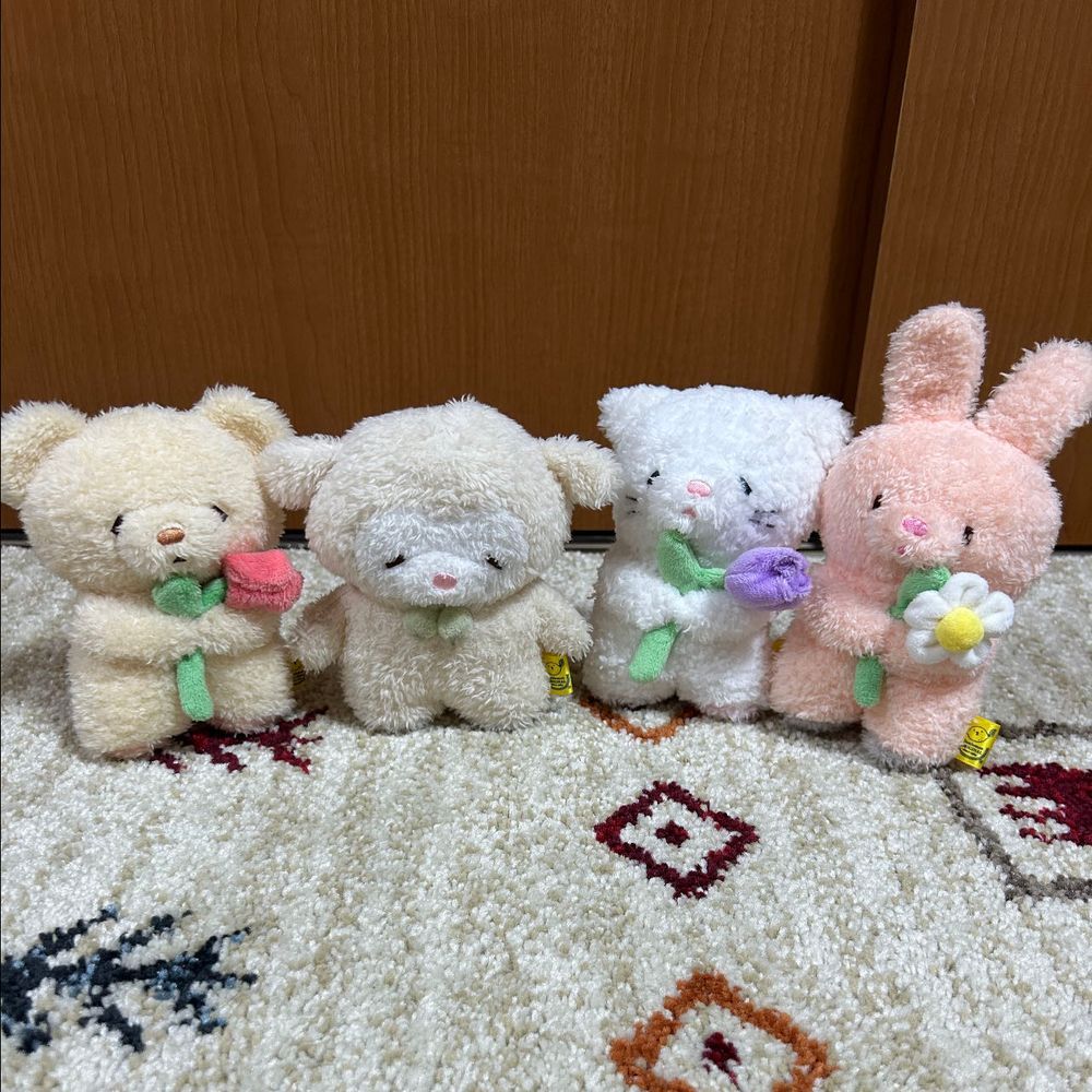 ぴーしゃんとティンちゃんがローソンでゲットした　もち食感ロールをおやつにしようとしています。
この子はもちたん、くまです🐻‍❄️
その仲良しのほわたん、ねこです🐱はなうさたん、うさぎです🐰
あのおやつには　もちとお名前が書いてるので、もちたんのです。
ぴーしゃんたちにもちをこっちにくださいといって、分けっこしました✂️
よし❗️運ぼう‼️
そ〜っと…そ〜っと💦