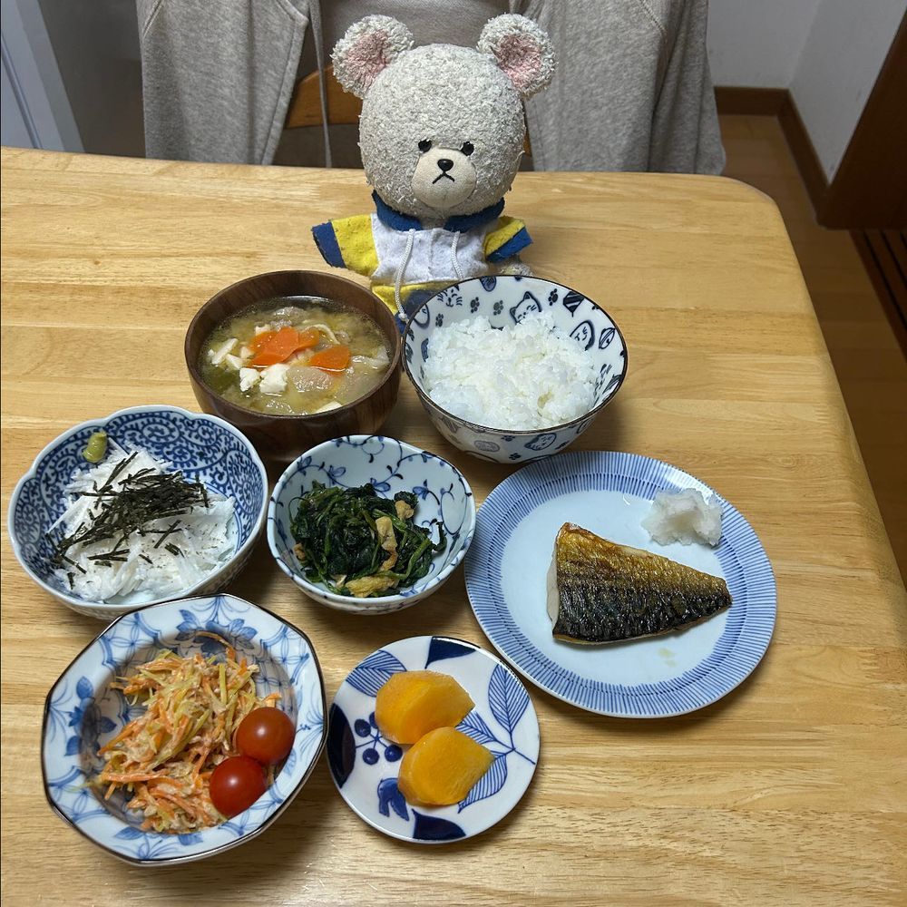 ぴーしゃん、スーパーでね、塩水忍者さば丸に会ったの🐻‍❄️✨
さば丸の忍法とやらを体感しようと思って😋
うん、美味しい👍
今日ゲットした黄色の人参さんといつもの人参さんで2色ツナサラダ〜
３枚目はこの前、銀鮭を楽しんだ日の写真🤤
４枚目、マグロたんまりの日
たまには刺身を堪能したいよね❣️

ぴーしゃん、シロクマだから　お魚大好き〜😍