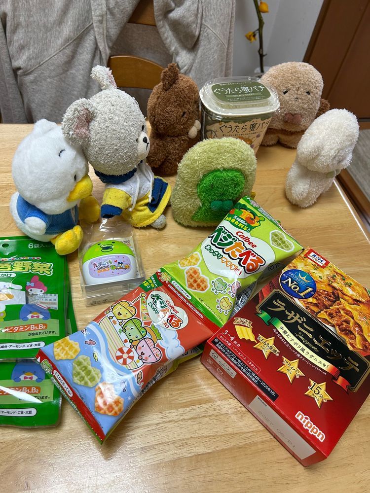 ぴーしゃんがお買い物行ってきたみたいで、ぺくちゃんとふりかけに興奮していました。
ぐうたら蜜バチ👀‼️
この子はぐうたん、土偶です。
ぐうたんの仲間のこふたん、古墳です。
もう１たっとんは　にわたん、埴輪です。
このヨーグルトはぐうたんのお名前が書いてあるので、ぐうたんのです。
よし、運ぼう✨
せーの‼️
こふたんはベジたべるに目を奪われて動きません。けれど、たっとんの誰のお名前もないので、持っていけないよ💦