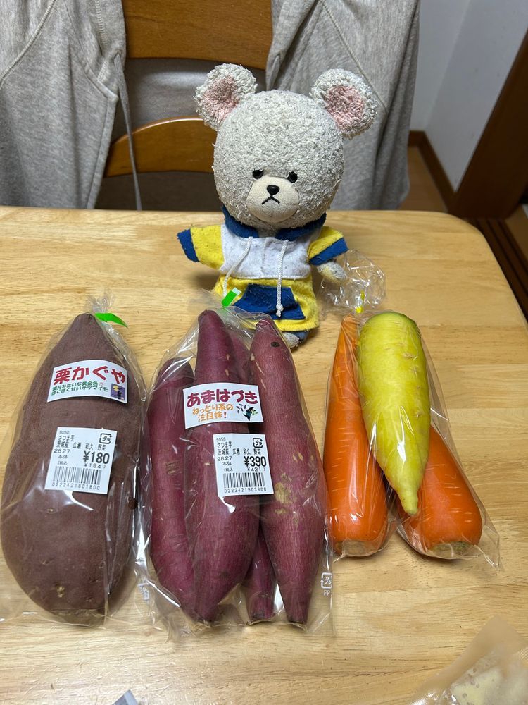 セブンイレブン パトロール🚙
美味しそうなアイスや抹茶のパンとかゲット〜❣️
そして、きっと、もこたんは反応するであろうキレートレモン🍋
うふふ(๑・̑◡・̑๑)
今年のクラファン最終品🍇
マイハートって品種のぶどうなの✨
ぶどうの粒がハート型❤️種無しで美味しいの😋
ぴーしゃんチのばあちゃんとこに植えてあるさつまいも🍠ちょっと収穫イマイチで…思うほどは獲れなかった〜
さつまいも買う生活😭
だからこそ、いろんな品種を🍠👛
栗かぐや、あまはづき初めましてだ❤️
黄色の人参👀✨サラダにしたい❣️