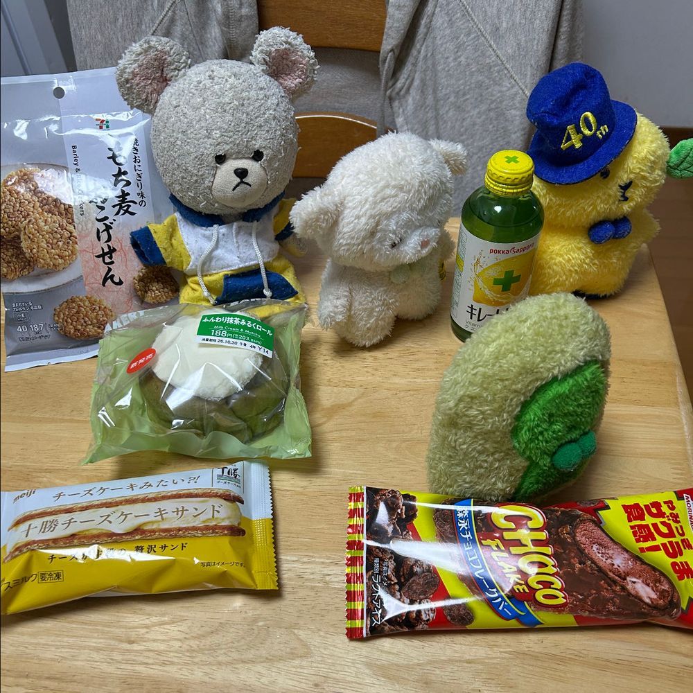 ぴーしゃんに
もこた〜ん、れもた〜んって呼ばれました。
ぴーしゃんの手にキレートレモン🍋
あっ🫢
もことしたことが、うっかり見落としていました。
この子はれもたん、れもんくまです。
帽子をかぶってオシャレです。
レモとお名前が書いてあるのでれもたんのです。
👀‼️
チョコフレークバーだ✨👀
お〜い、こふた〜ん‼️
コフとお名前が書いてあるので、こふたんのです。
よし✨運ぼう✊
よいしょ❗️こらしょ‼️