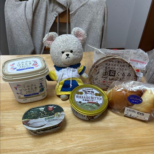 スーパーの近く通ると吸い込まれちゃうぴーしゃんとお家の人🚙
ヨーグルトがムーミンで買ってしまった👛
よつ葉が嬉しくて、クリームチーズも🧀
バター切らしてたから、バター🧈
いいバター買ったら、パンがいるよね🥐
では…缶入りなのもすごいけど、中にパッカン（名前知らない💦）に閉じ込められてるんだよ👀‼️びっくり🫢
開けると白いね🤍
バターは塗るではなく、食べる派🤣
パンに乗せて〜
😇召されかけた🐻‍❄️
うますぎるよ〜😋