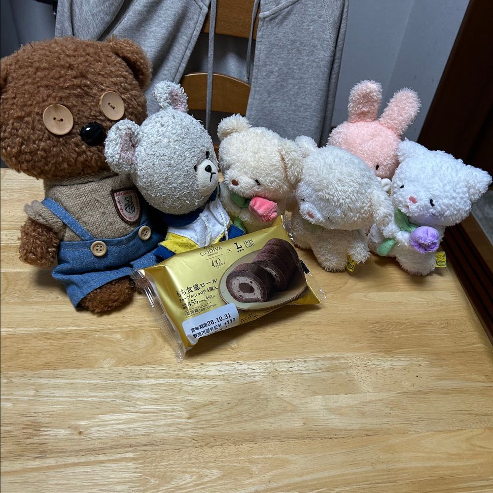 ぴーしゃんとティンちゃんがローソンでゲットした　もち食感ロールをおやつにしようとしています。
この子はもちたん、くまです🐻‍❄️
その仲良しのほわたん、ねこです🐱はなうさたん、うさぎです🐰
あのおやつには　もちとお名前が書いてるので、もちたんのです。
ぴーしゃんたちにもちをこっちにくださいといって、分けっこしました✂️
よし❗️運ぼう‼️
そ〜っと…そ〜っと💦