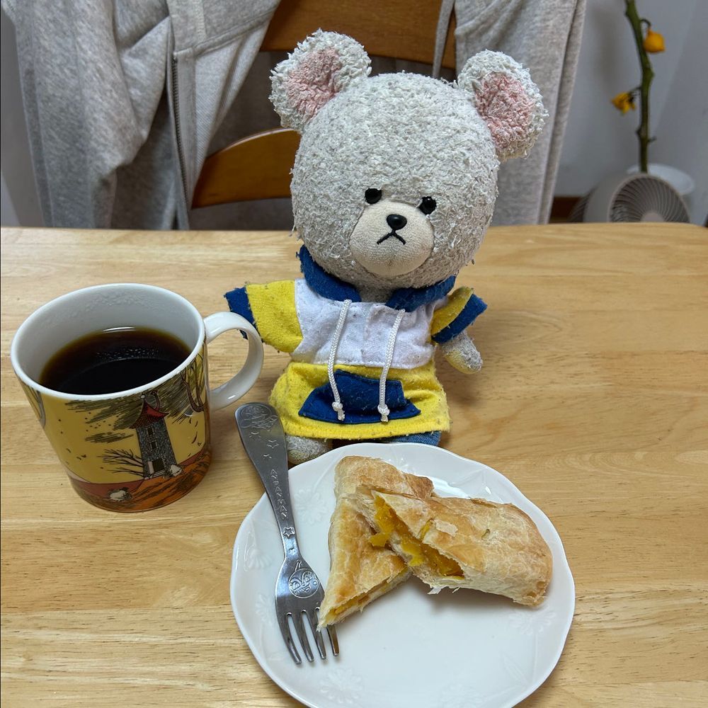 ぴーしゃん、この前カレー食べたの🍛
サンリオのねみんなが載ってて、可愛いと思って買ったんだけど、ぺくちゃんいないってお隣でしょんぼり😞しかも、ぺっくるズ並べて…
あちゃー😣推しのポムちゃん、マイメロちゃんに夢中でこの展開考えないちゃったや…罪悪感🐻‍❄️💦
昨日のお買い物で手に入れたふりかけにはちゃんとペックルいたの❣️嬉しそうでよかった✨
さて、ぴーしゃん、くりは体験したからお次はいもだよね🍠
おいものためのブレンド☕️
おさつスティックってパイ菓子と一緒に🥄
まろやかなタイプのコーヒーでお芋を包むようでよかった💕