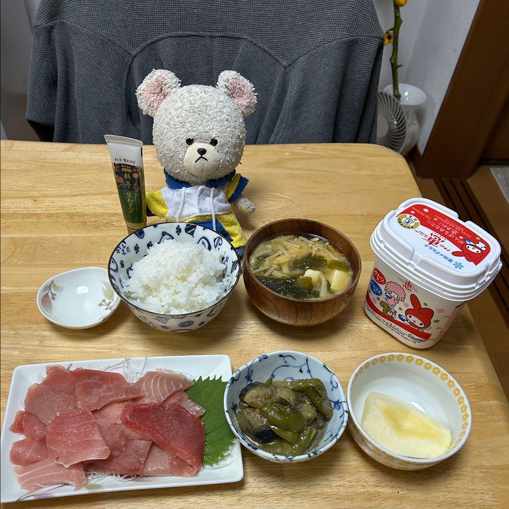 ぴーしゃん、スーパーでね、塩水忍者さば丸に会ったの🐻‍❄️✨
さば丸の忍法とやらを体感しようと思って😋
うん、美味しい👍
今日ゲットした黄色の人参さんといつもの人参さんで2色ツナサラダ〜
３枚目はこの前、銀鮭を楽しんだ日の写真🤤
４枚目、マグロたんまりの日
たまには刺身を堪能したいよね❣️

ぴーしゃん、シロクマだから　お魚大好き〜😍