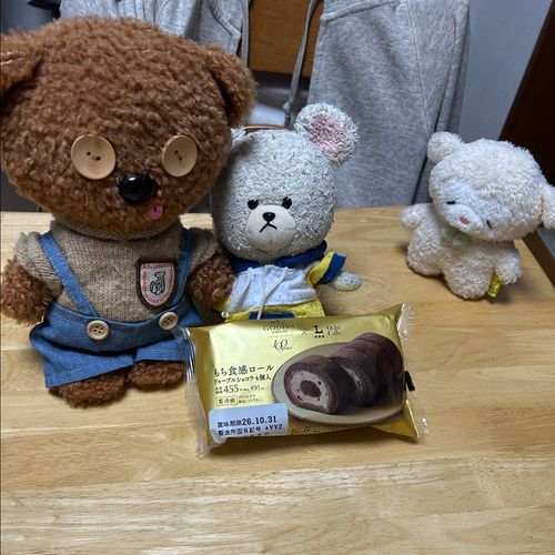 ぴーしゃんとティンちゃんがローソンでゲットした　もち食感ロールをおやつにしようとしています。
この子はもちたん、くまです🐻‍❄️
その仲良しのほわたん、ねこです🐱はなうさたん、うさぎです🐰
あのおやつには　もちとお名前が書いてるので、もちたんのです。
ぴーしゃんたちにもちをこっちにくださいといって、分けっこしました✂️
よし❗️運ぼう‼️
そ〜っと…そ〜っと💦