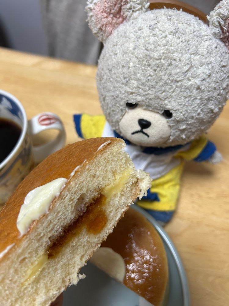 セブンイレブンでこのふわふわ食感ホットケーキパンにドはまり中なの🥞
お皿に出すと、もう見た目分厚いホットケーキだね❣️
チョキチョキ🍴
ワオ😳
中にとろ〜り甘いの入ってるよ❣️
いただきま〜す🐻‍❄️❤️