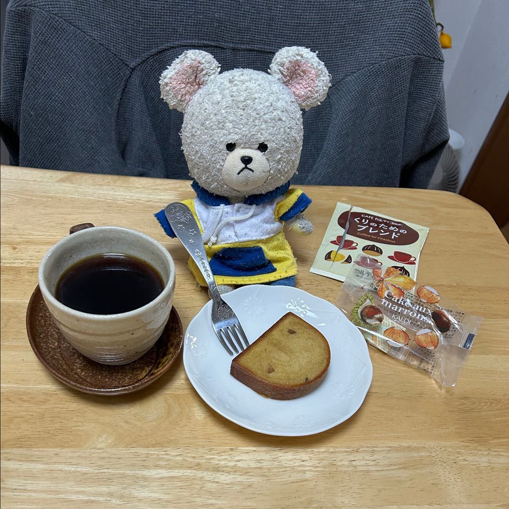 くりのためのブレンド🌰
いれてみた☕️
クンクン…これは甘いケーキっぽいのが合いそうだな✨
栗の実も入ってて、甘さがコーヒーと合う🌰
さすがの相性だ👏👏
