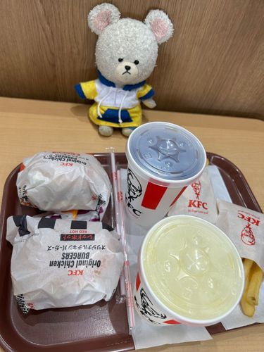 ぴーしゃんinケンタッキー🍗
今日は新作のバーガーを食べようの会なの🍔
もちろんぴーしゃんは、レッドホットの方だよ🌶️
いただきま〜す🐻‍❄️
あ〜〜ん🍔
お肉柔らかくて、ちょ〜うまい😋
これはまた来て、違う味も食べないとだ💕