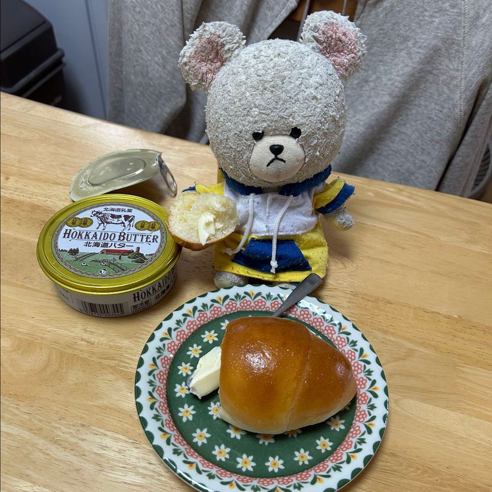 スーパーの近く通ると吸い込まれちゃうぴーしゃんとお家の人🚙
ヨーグルトがムーミンで買ってしまった👛
よつ葉が嬉しくて、クリームチーズも🧀
バター切らしてたから、バター🧈
いいバター買ったら、パンがいるよね🥐
では…缶入りなのもすごいけど、中にパッカン（名前知らない💦）に閉じ込められてるんだよ👀‼️びっくり🫢
開けると白いね🤍
バターは塗るではなく、食べる派🤣
パンに乗せて〜
😇召されかけた🐻‍❄️
うますぎるよ〜😋