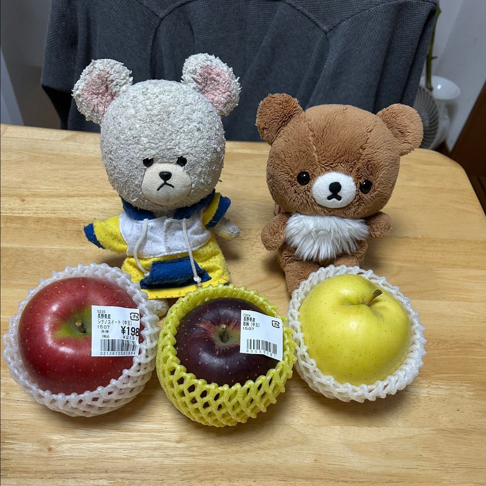 マヨネーズと粉チーズで高カロリー摂取していくよ〜🐻‍❄️
食パンにマヨネーズと粉チーズを✨
それをこんがり焼いて〜🍞
美味しい😋
昨日は念願のスタバへ🚙
家来るまでにとけたな💦💦
チョコついてるドーナツも🍩さくっと食べやすいんだね👍はりーちゃんは白耳派なのね🤭
それから、りんごをまた買ったの👛
シナノスイート🍎、秋映🍎、推しりんごのトキ🍏ハニーちゃんとどれから食べようか相談だよ🐻