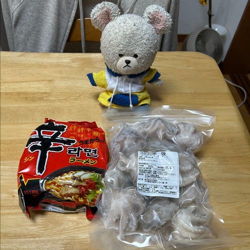 いつも楽天の魚の加工品とか買ってるお店にね、イイダコの冷凍があったの✨
韓国バラエティ番組でラーメンにたこ入れて作ってるとこやってたから、ぴーしゃん真似っこして、辛ラーメンに入れちゃうんだ🍜
ジャジャーン🎉
チュクミ🐙ラミョン🍜を食べるたこぴーしゃん🐙🐻‍❄️&辛いものに警戒中のはりーちゃん🦔
いいだこ　うめぇ〜😍
かぶりものついでに…
海老天ぴーしゃんになって海老天そばリクエスト🍤
さて‼️
晩ごはんにべか菜と油揚げの煮びたしを✨味がほんのり苦味あって油揚げと合う👍
ちんげん菜と小松菜の間なイメージだった🥬