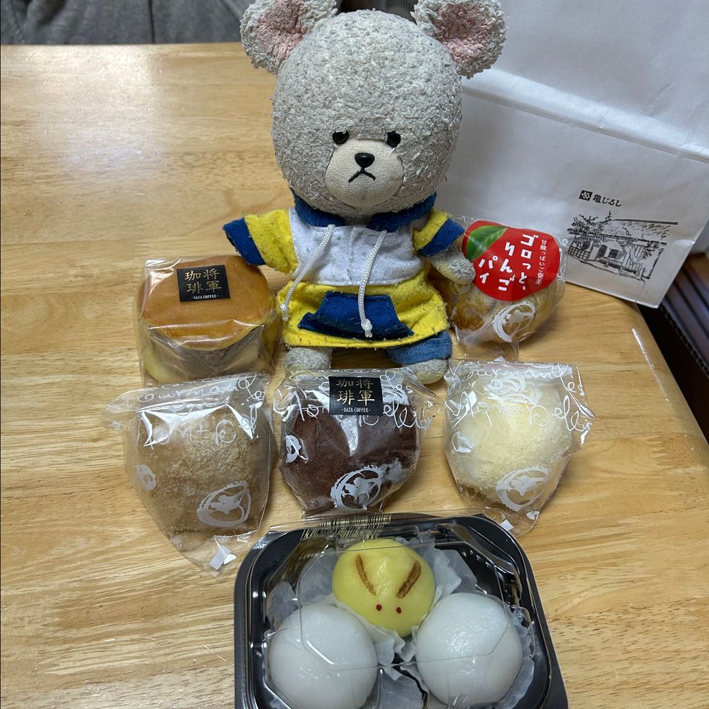 今宵は十三夜🌔
今は十五夜だけになってしまってるとこも多いけど、本当は片見月といって好ましくないって言われてるから、十五夜した子は良かったらお月様どうかな？って見上げるだけでもいいから夜空見てみるといいかもね❣️
ぴーしゃん、十三夜のためにお団子買いに亀じるしへ🚙
美味しそうな冷凍や生菓子を買ってきたの👛
今の時期限定の一粒栗の豆大福が欲しかったんだけど、午後から行ったから売り切れてた😭お店の人に言ってお写真だけでも撮らせてもらったんだ📸だから、悲しんでるぴーしゃんを合成して〜
あーあ‼️食べたかった‼️