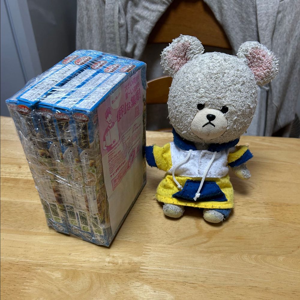 これ、ちむ太くんが前に飲んでたキットカットのだと思う✨
訳あって一回分しか残らなかったんだけど、たまには甘いものとおせんべいを🍘
セブンイレブンのもち麦おこげせん大好き😘はぁ〜❤️幸せコンビ😋
ミスドコールしたのにローソンに美味しそうなもちどーがあるからって近場で済まされた🍩パン屋さんのみたいでもちもちだったよ😋
シーズンオフなのか、もうどこにもゴーヤーチャンプルーの素があっていないから、Amazonで買ったらコレ🤣
ラップみたいなのでぐるぐるしてあるの👀‼️斬新すぎるって、お家の人笑いが止まらないんだよ🤣