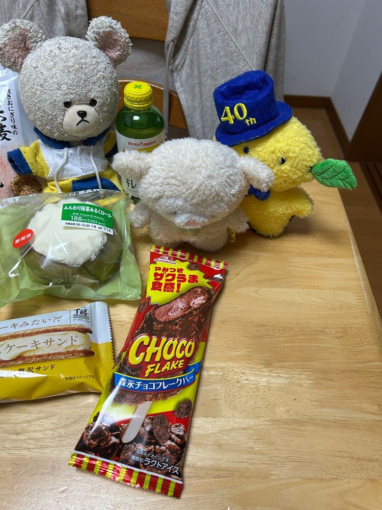 ぴーしゃんに
もこた〜ん、れもた〜んって呼ばれました。
ぴーしゃんの手にキレートレモン🍋
あっ🫢
もことしたことが、うっかり見落としていました。
この子はれもたん、れもんくまです。
帽子をかぶってオシャレです。
レモとお名前が書いてあるのでれもたんのです。
👀‼️
チョコフレークバーだ✨👀
お〜い、こふた〜ん‼️
コフとお名前が書いてあるので、こふたんのです。
よし✨運ぼう✊
よいしょ❗️こらしょ‼️