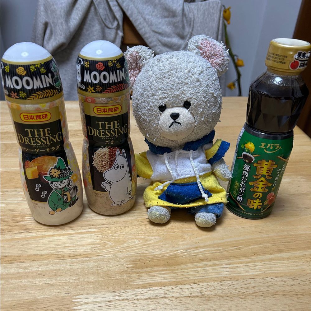 昨日のリンゴはね、クラファンで8月に食べたりんごぜりぃとおんなじ福一農園さんのシナノスイートなの🍎箱開けたら、とってもいいにおいするし、ピカピカつやつやなの✨
箱開ける前から、りんごの匂いを察知して、ちくまろうにぼんが🦔🦔🦔🦔
📦開けたら、目の輝きが✨👀
ＪＡに寄って卵を買いに🥚のはずがいろいろと😂パピコにキャラメルラテってあったの知らなかったー❣️きみまろこってさつまいもなんだって🍠白っ‼️
４枚目、ミニーちゃんがミーのドレッシング持ってたから、ぴーしゃん欲かったんだけど、やっと見つけたよ👛はやくサラダ食べたいね🥗🥄🐻‍❄️
