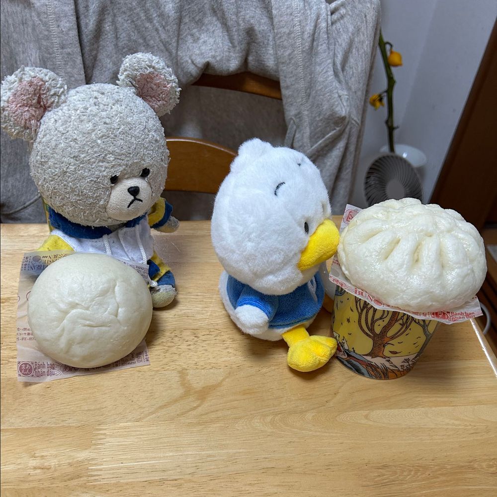 なんだか、と〜っても肉まんとあんまんが欲しくて、セブンイレブンへ🐾
ぺくちゃんただいま〜✨
早く食べたくてウキウキしてるや🤭
・・・あれ？👀
ぺくちゃん…頭…
ねぇ、お家の人〜カップの上に肉まん乗せてぺくちゃんの隣に置いてみて〜💦
ハッ‼️やっぱり‼️
そっくり〜🤣
もしかして、ぺくちゃんの後ろ姿見てて気分が肉まんになったのかもね🤣
ぴーしゃん、あんまん食べようと思ったんだけど、ぺくちゃんの共食い姿から目が離せない👀💦