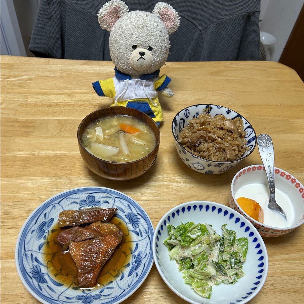 昨日ゲットした卵で、朝ごはんに卵かけご飯したの🥚
新米炊いたらツヤツヤで、すごく美味しかったんだ🍚おかずにカラフルなパプリカ炒めたやつ、甘くて美味しかった❣️
夜ごはんはね、たけのこ芋使って、けんちん汁✨
それから、レタサイでごまマヨサラダに🥬
珍しいの食べて楽しいな😆