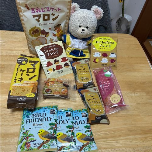 カルディのオンラインショップでお買い物したの👛
１枚目
季節感じるグループ🌰🍠
２枚目
おやつたっぷり〜
ハートブレッドアンティークの魔法のチョコパイリングがまた売ってたの🍫
まとめ買い❤️
３枚目
その他のお買い物
気になるパスタの仲間を買ってみた❣️
食べるの楽しみだな〜🎶