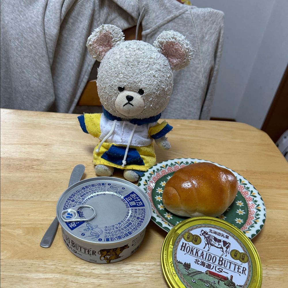 スーパーの近く通ると吸い込まれちゃうぴーしゃんとお家の人🚙
ヨーグルトがムーミンで買ってしまった👛
よつ葉が嬉しくて、クリームチーズも🧀
バター切らしてたから、バター🧈
いいバター買ったら、パンがいるよね🥐
では…缶入りなのもすごいけど、中にパッカン（名前知らない💦）に閉じ込められてるんだよ👀‼️びっくり🫢
開けると白いね🤍
バターは塗るではなく、食べる派🤣
パンに乗せて〜
😇召されかけた🐻‍❄️
うますぎるよ〜😋