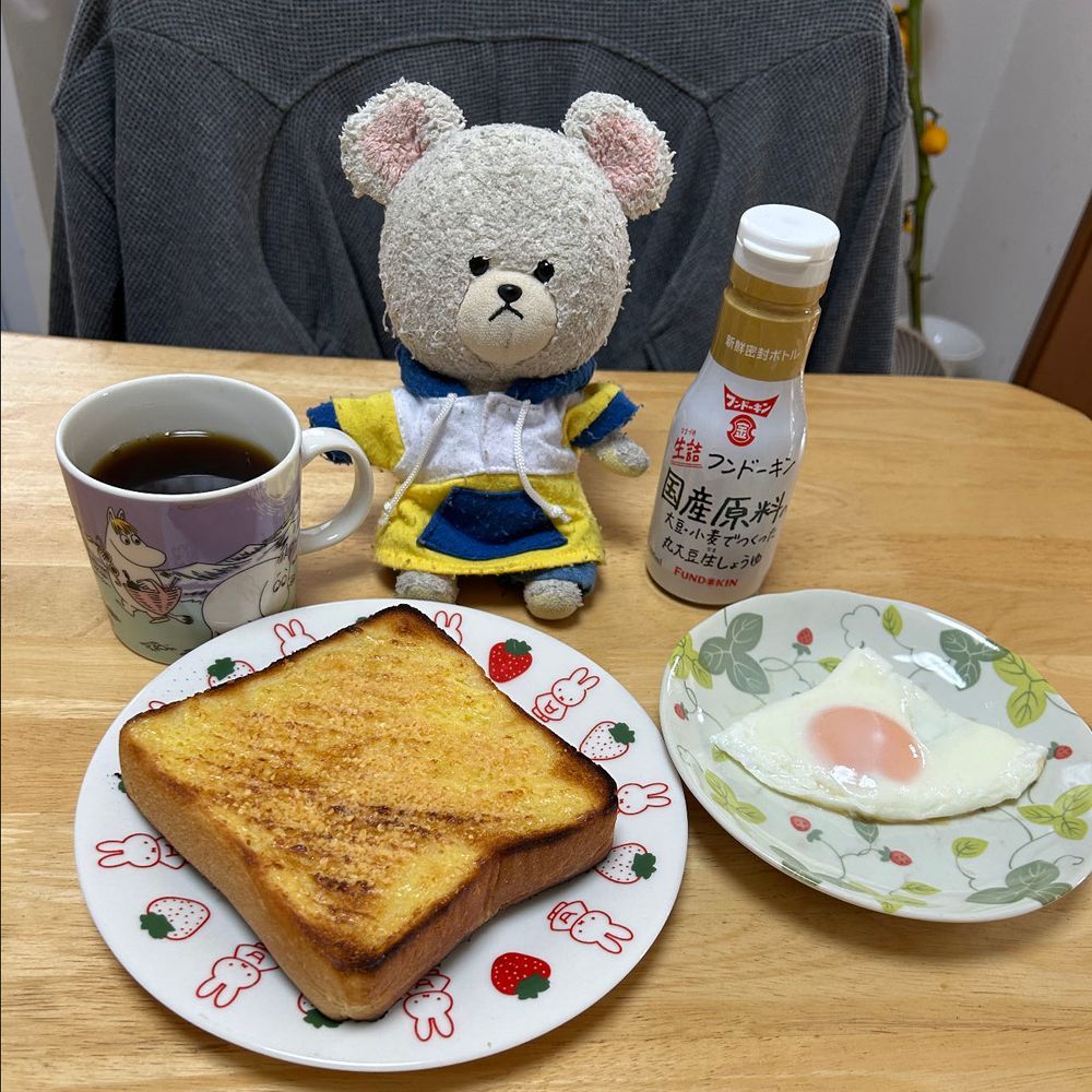 マヨネーズと粉チーズで高カロリー摂取していくよ〜🐻‍❄️
食パンにマヨネーズと粉チーズを✨
それをこんがり焼いて〜🍞
美味しい😋
昨日は念願のスタバへ🚙
家来るまでにとけたな💦💦
チョコついてるドーナツも🍩さくっと食べやすいんだね👍はりーちゃんは白耳派なのね🤭
それから、りんごをまた買ったの👛
シナノスイート🍎、秋映🍎、推しりんごのトキ🍏ハニーちゃんとどれから食べようか相談だよ🐻