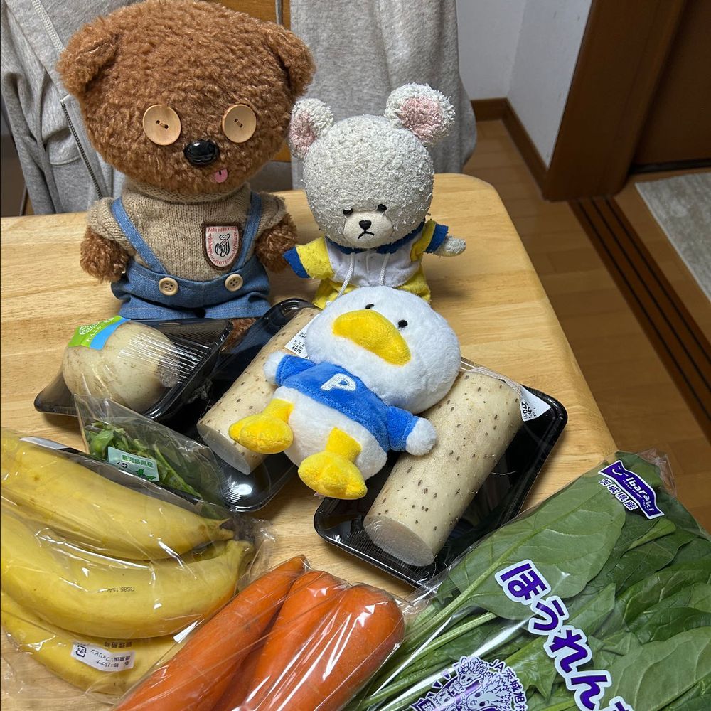 ヨシヨシしてるうちに泣き止んできたぺくちゃん🥲
ぴーしゃんは気が気じゃないよ？
もうすぐぴーしゃんなんだけど、残ってるかな？💦
👀✨
わぁ❣️
ぺくちゃんとぴーしゃんの分が残ってる✨
ちくまろうにぼんが上手に分けっこして残しておいてくれたんだね😍

３枚目…
買い物片付け中何か始めるぺくちゃん…👀❓山芋の間でなにしてるんだろ…
何してるの？
👀‼️
お家の人に抱っこされてるつもりだって…
あ〜あ、お家の人ショック受けてるよ🫨
まあ、ぴーしゃんもそんな風に見えるけどね👀💦