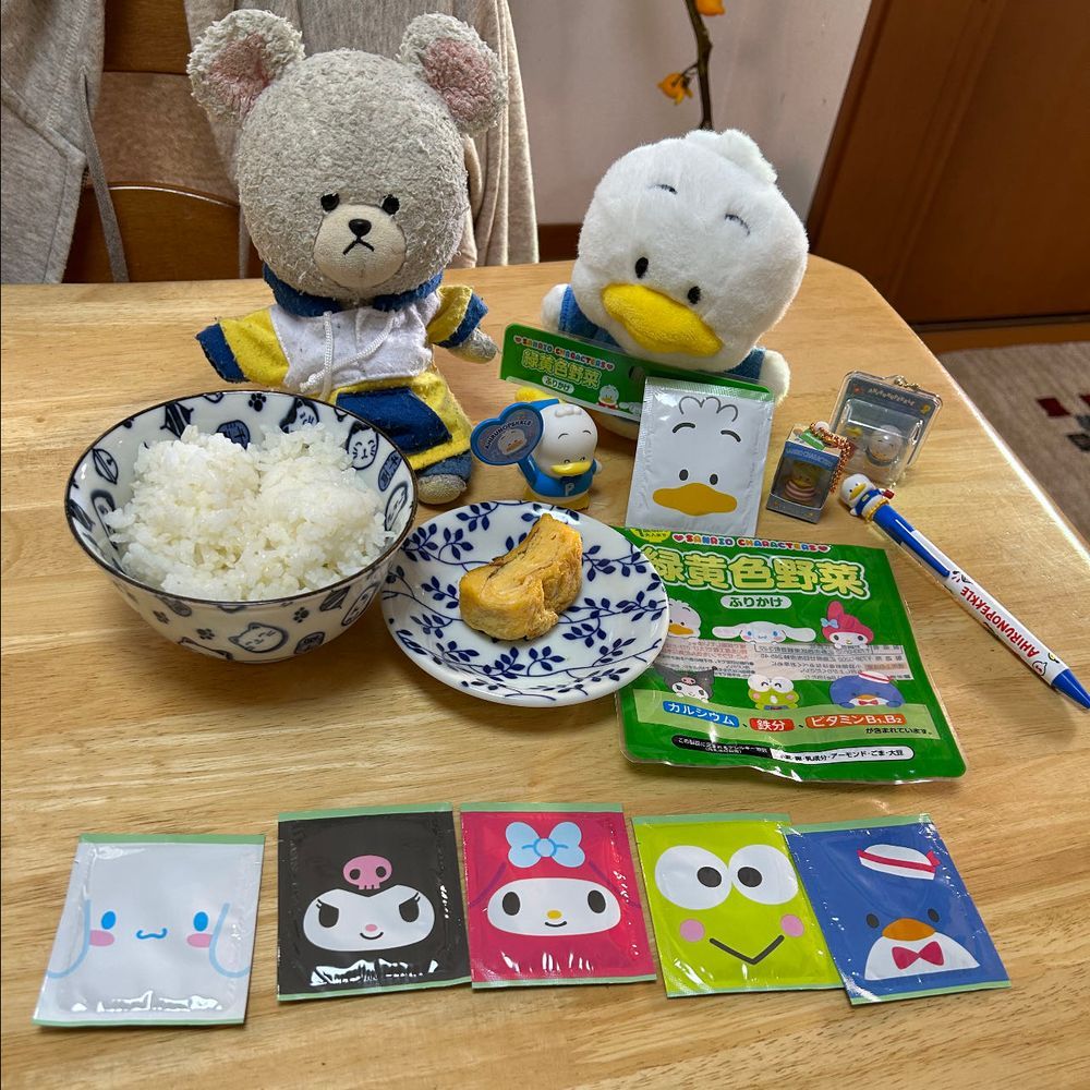 ぴーしゃん、この前カレー食べたの🍛
サンリオのねみんなが載ってて、可愛いと思って買ったんだけど、ぺくちゃんいないってお隣でしょんぼり😞しかも、ぺっくるズ並べて…
あちゃー😣推しのポムちゃん、マイメロちゃんに夢中でこの展開考えないちゃったや…罪悪感🐻‍❄️💦
昨日のお買い物で手に入れたふりかけにはちゃんとペックルいたの❣️嬉しそうでよかった✨
さて、ぴーしゃん、くりは体験したからお次はいもだよね🍠
おいものためのブレンド☕️
おさつスティックってパイ菓子と一緒に🥄
まろやかなタイプのコーヒーでお芋を包むようでよかった💕