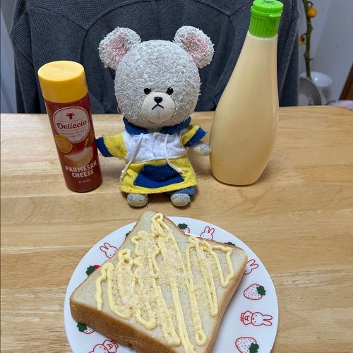 マヨネーズと粉チーズで高カロリー摂取していくよ〜🐻‍❄️
食パンにマヨネーズと粉チーズを✨
それをこんがり焼いて〜🍞
美味しい😋
昨日は念願のスタバへ🚙
家来るまでにとけたな💦💦
チョコついてるドーナツも🍩さくっと食べやすいんだね👍はりーちゃんは白耳派なのね🤭
それから、りんごをまた買ったの👛
シナノスイート🍎、秋映🍎、推しりんごのトキ🍏ハニーちゃんとどれから食べようか相談だよ🐻