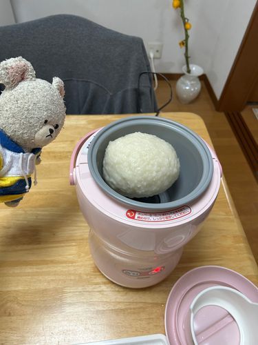 だいぶ粒がなくなってきた〜👀
２枚目、仕上がり寸前👀
餅だ〜‼️
３枚目完成👏👏
つきたて食べると思ったのに…のし餅にされちゃった😭
早くぴーしゃんに雑煮を〜🥢🐻‍❄️