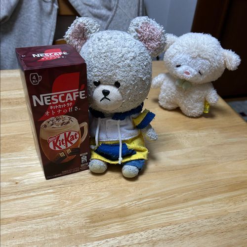 ぴーしゃんがキットカットラテをこっそり楽しもうとしていました。
👀‼️
この子はとらたん、とらです🐯
とらたんの仲良しのぶうたん、ぶたです🐷
キットカットラテにはトラと名前が書いてあります。だから、とらたんのです。
とらたんが交渉しています。
いつもくれるぴーしゃんにお礼の一袋を渡して…よし❗️運ぼう✨
わっしょい♪わっしょい🎶