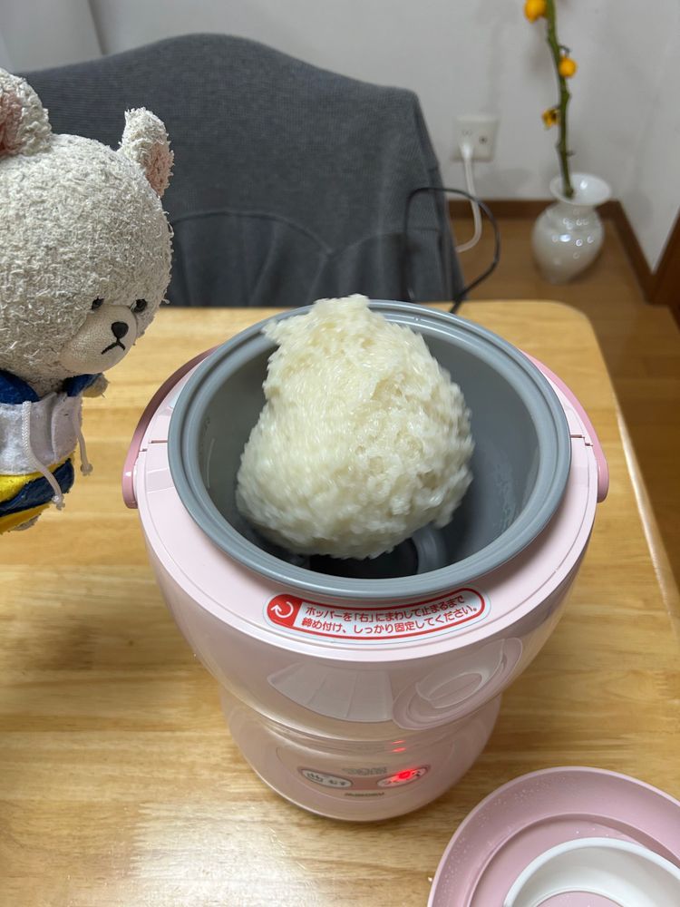 ぴーしゃんチ、この買ったもち米でお餅つくの❣️
と言っても頑張るのは、早わざ3合もちつき機😂
さて、水につけておいたもち米の水を切って、蒸す準備した機械に入れていくと〜
蓋をしてスイッチオン👆
２枚目１５分後蒸し上がったもち米👀いい匂い🥰
３枚目つくのスイッチオン👆して回り始めたもち米たち👀🎶
４枚目暴れ出したもち米集団💦
ぴーしゃん飛び出さないか心配になってる🫣