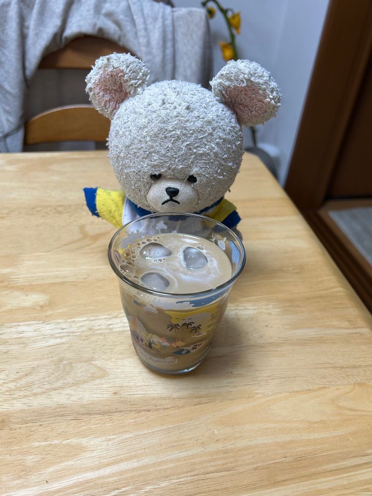 昨夜、収納に買ったのしまってたら、夏に楽しみ忘れたモノが現れたの‼️
まあ、紅茶はホットにすれば…
エスプレッソベースは冷たくしてのが良さそう🧊
このなんとも言えない暑さは、ぴーしゃんのコーヒー消費のチャンスだよね✨
氷とベースいれて〜🧊
牛乳で割ったら〜🥛
うまっ‼️
やっぱり暑いんだよ🥵
夕方、ぺくちゃんシーサーちゃん脱いでたもん💦