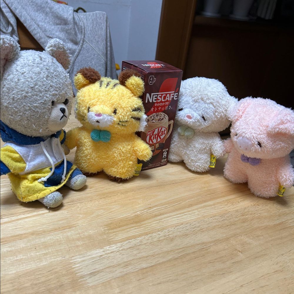 ぴーしゃんがキットカットラテをこっそり楽しもうとしていました。
👀‼️
この子はとらたん、とらです🐯
とらたんの仲良しのぶうたん、ぶたです🐷
キットカットラテにはトラと名前が書いてあります。だから、とらたんのです。
とらたんが交渉しています。
いつもくれるぴーしゃんにお礼の一袋を渡して…よし❗️運ぼう✨
わっしょい♪わっしょい🎶