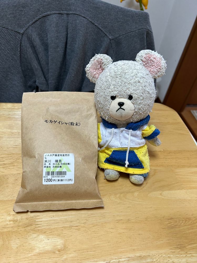 いつものＪＡにお買い物へ🚙
今日もいろいろゲットなの👛
レタサイだって🤭
レタスと白菜の真ん中なのかな？
たけのこいもの季節きた✨けんちん汁にしよう😋
ぴーしゃん、新米も、ゲットしたから、この卵で、卵かけご飯楽しむんだ🎶
２枚目
ここのＪＡで売ってるコーヒーなの☕️
モカゲイシャ✨
エチオピアを起源とする希少な品種「ゲイシャ種」を使った、モカ（エチオピア産コーヒーの総称）のこと…というちょっとご褒美的な存在👀✨
さっそく…☕️🐻‍❄️
美味しい😋細かいことはよくわからないけど、飲みやすいし、香りも👍
サボりたい日はモスだよね🍔
定番のモス野菜バーガーで大満足✨
シェイクは混ぜる芋の🍠うっとり😍