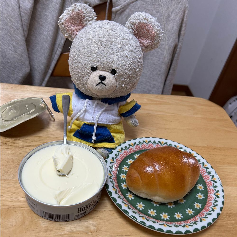 スーパーの近く通ると吸い込まれちゃうぴーしゃんとお家の人🚙
ヨーグルトがムーミンで買ってしまった👛
よつ葉が嬉しくて、クリームチーズも🧀
バター切らしてたから、バター🧈
いいバター買ったら、パンがいるよね🥐
では…缶入りなのもすごいけど、中にパッカン（名前知らない💦）に閉じ込められてるんだよ👀‼️びっくり🫢
開けると白いね🤍
バターは塗るではなく、食べる派🤣
パンに乗せて〜
😇召されかけた🐻‍❄️
うますぎるよ〜😋