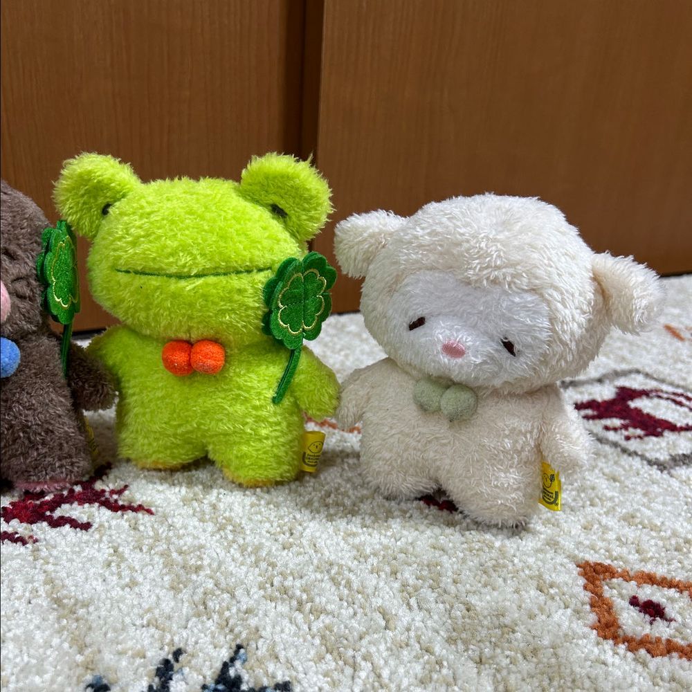 ぴーしゃんがトモグチの国産きなこ大豆を用意していました。
この子はもぐたん、もぐらです❣️
もぐたんの仲良し、ぴょんたん、かえるです🐸
ふたりはクローバー🍀をいつも持っています。おっとり屋さんのふたりといると、ほっこり幸せな気持ちになります。そして、見つめていると、とっても眠くなります🥱
寝てる場合じゃありません。
トモグチのきなこ大豆はモグってお名前が書いてあるので、もぐたんのです。
よし、運ぼう❗️
うんしょっ❗️こらしょ❗️