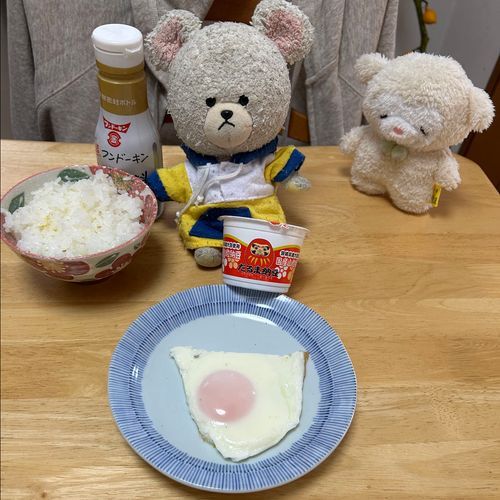 今朝、ぴーしゃんが目玉焼きとだるま納豆を朝ごはんにしようとしていました。
👀‼️
青い帽子の子はゆきたん、雪だるまです☃️
赤い帽子の子はだるたん、雪だるまです⛄️
ふたりともお手手がハートみたいで可愛いです❤️🩵雪だるまだけど、夏は得意です👍
あの納豆にはだるとお名前が書いてあるので、だるたんのです。
よし運ぼう❗️
うんしょ❗️こらしょ‼️
