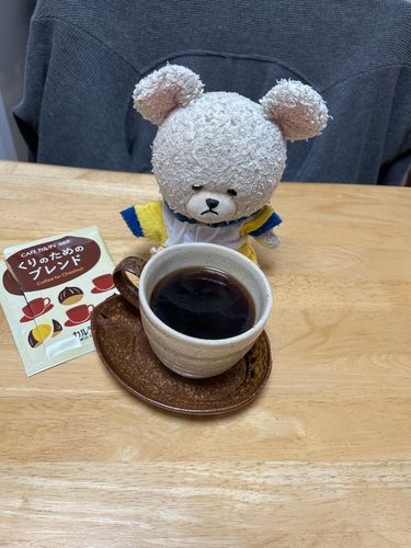 くりのためのブレンド🌰
いれてみた☕️
クンクン…これは甘いケーキっぽいのが合いそうだな✨
栗の実も入ってて、甘さがコーヒーと合う🌰
さすがの相性だ👏👏