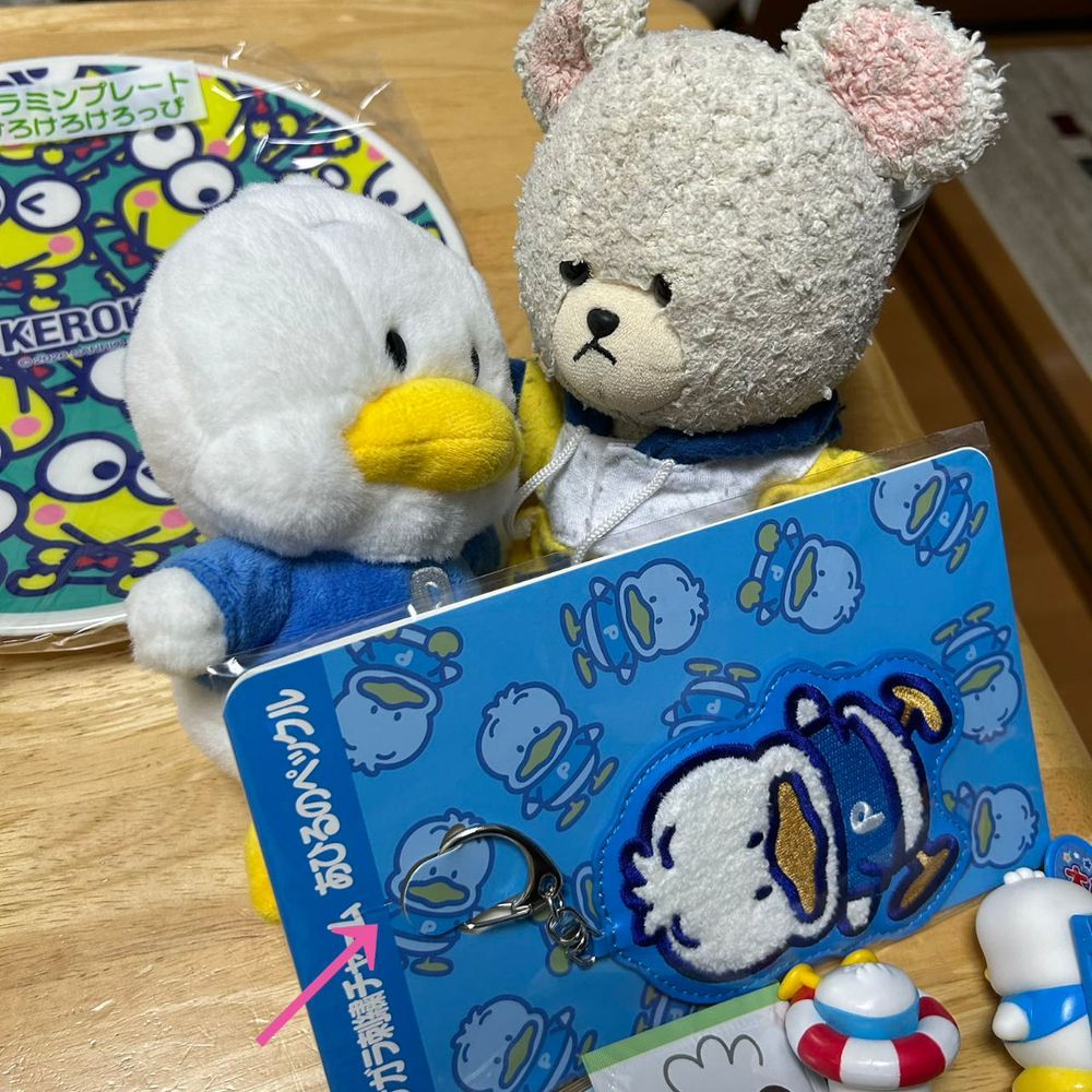 セブンイレブンのくじでゲットなの❣️ぺくちゃんは大喜び🎶
チャームのお腹押して音鳴るか確認…鳴らなくてもツンツン👆
ぴーしゃんにピンクの矢印のとこみたいに開くか確認してくれって💦
開くわけないでしょ？😱
プレートの上にぺっくるズ連れてきて、みんなで寝るって💤
大興奮したから、疲れちゃったんだね🤭