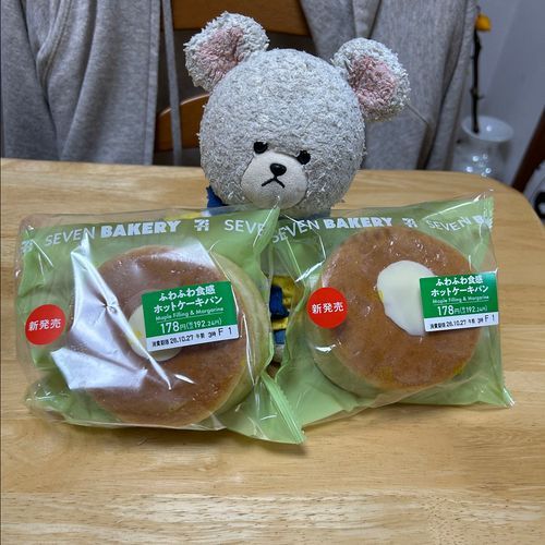セブンイレブンでこのふわふわ食感ホットケーキパンにドはまり中なの🥞
お皿に出すと、もう見た目分厚いホットケーキだね❣️
チョキチョキ🍴
ワオ😳
中にとろ〜り甘いの入ってるよ❣️
いただきま〜す🐻‍❄️❤️