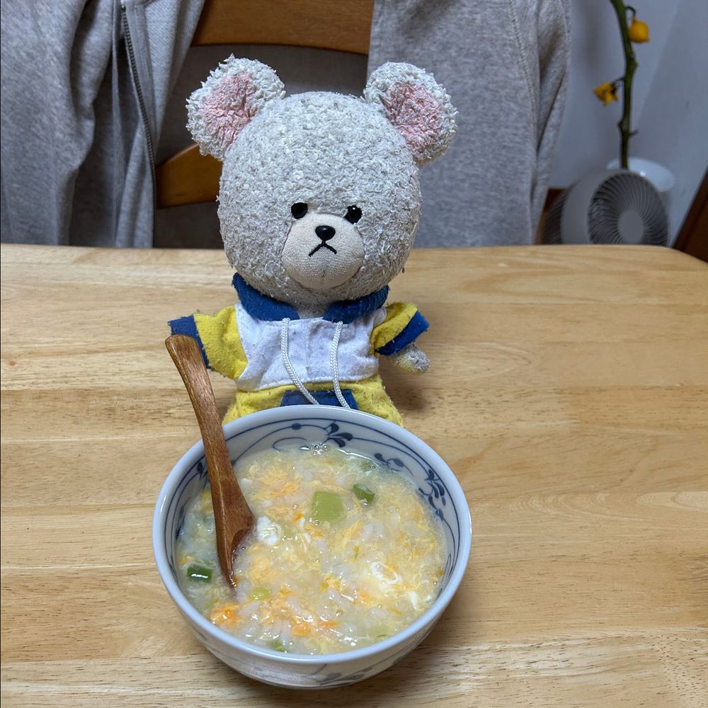 ぴーしゃんクッキング🐻‍❄️
ダシダのアサリであったくて美味しいもの食べよう🥣✨
ネギと卵のシンプル雑炊🥚✨
朝の冷え込みがツライからあったまろ〜
３枚目はけっこう前のぴーしゃんクッキング🐻‍❄️
普通のダシダの変身はね、
鍋にいろいろぶち込んでグツグツすると、牛キムチスープ🥣これとごはんで満腹な大好きメニュー😍