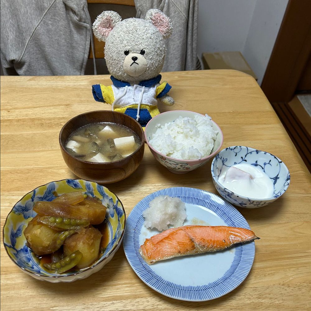 ぴーしゃん、スーパーでね、塩水忍者さば丸に会ったの🐻‍❄️✨
さば丸の忍法とやらを体感しようと思って😋
うん、美味しい👍
今日ゲットした黄色の人参さんといつもの人参さんで2色ツナサラダ〜
３枚目はこの前、銀鮭を楽しんだ日の写真🤤
４枚目、マグロたんまりの日
たまには刺身を堪能したいよね❣️

ぴーしゃん、シロクマだから　お魚大好き〜😍