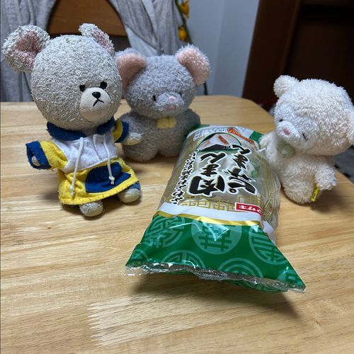 ぴーしゃんが中華まんと言うので、もこはちゅうたんと、ぴーしゃんのトコヘ行きました。この子はちゅうたん、ねずみです🐭感動屋のびっくり家です。どこを探してもちゅうと書いてないので、仕方なく帰ることにしました。そしたら、ぴーしゃんがふたりとも待ってて、チンしてもらうからと、声をかけてくれました。
もことちゅうたんが待っていると、ほかほかに蒸された肉まんがやってきました。
半分こしてくれると、いい匂いがして、パクッと食べるとふわふわでした。あったか美味しくて、ちゅうたんは感動してました🐭
ぴーしゃんアリガト🐏🐭