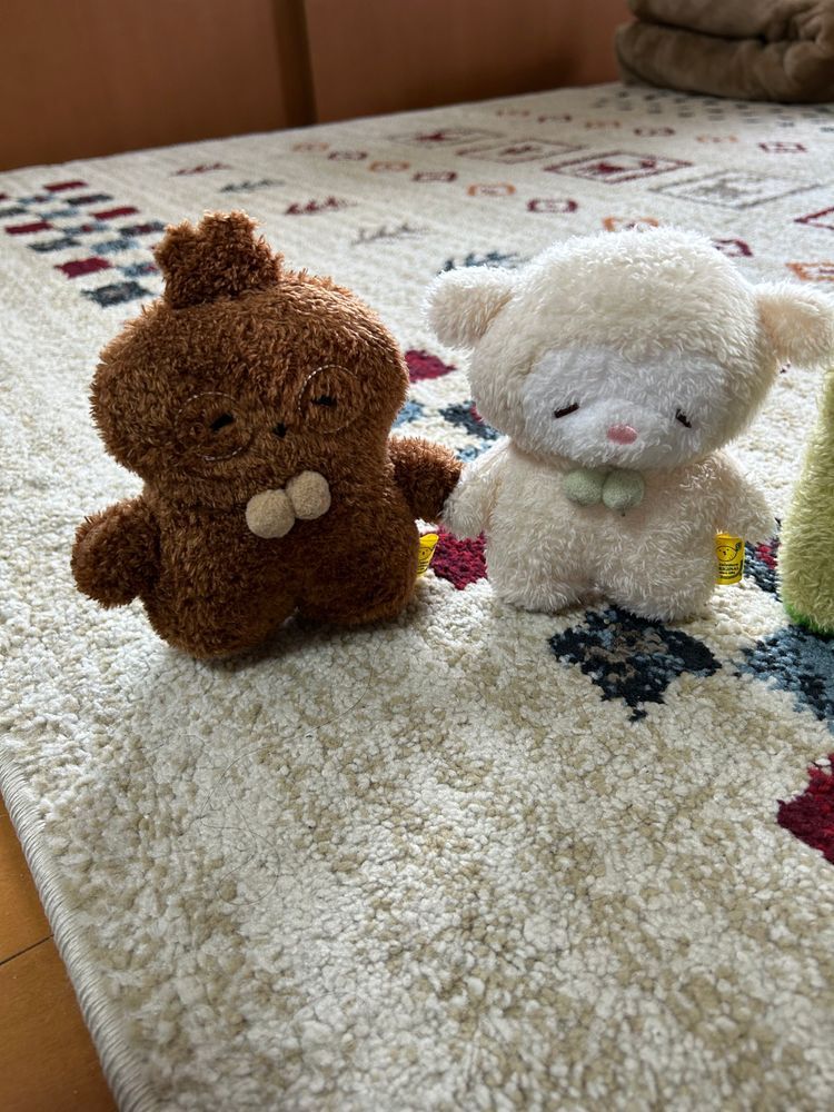 ぴーしゃんがお買い物行ってきたみたいで、ぺくちゃんとふりかけに興奮していました。
ぐうたら蜜バチ👀‼️
この子はぐうたん、土偶です。
ぐうたんの仲間のこふたん、古墳です。
もう１たっとんは　にわたん、埴輪です。
このヨーグルトはぐうたんのお名前が書いてあるので、ぐうたんのです。
よし、運ぼう✨
せーの‼️
こふたんはベジたべるに目を奪われて動きません。けれど、たっとんの誰のお名前もないので、持っていけないよ💦