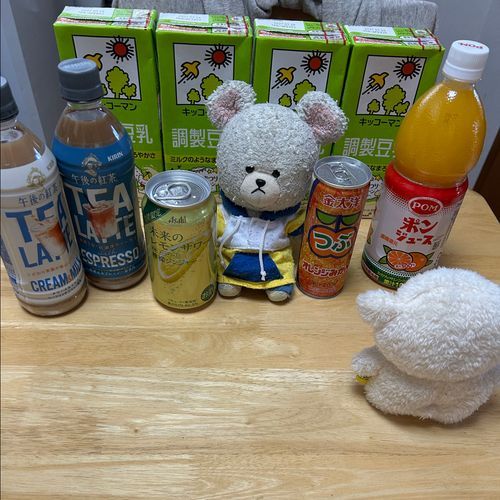 ぴーしゃんがお飲み物をたくさん買ってきました。
ポンジュース🍊👀‼️
この子はぽんたん、たぬきです。
ぽんたんの仲間のうさまるたん、うさぎです。たっとんのつもりで暮らしていますが、たっとんじゃありません。
でも問題ありません。
ポンと名前が書いてあるので、ぽんたんのです。
ぴーしゃんに言ったら、くると思って買ってきたよと言われました。お名前書いてあるの、なんだか知ってるみたいです。
よし❗️運ぼう✨
そいや〜❗️そいや〜‼️