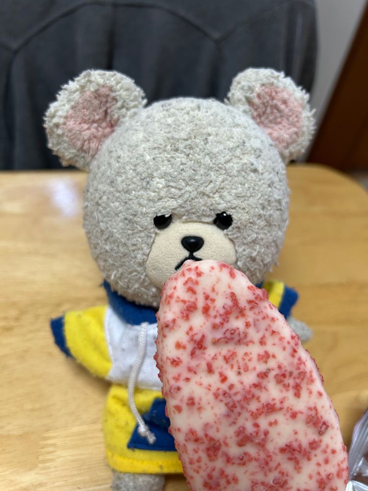ぴーしゃん、セブンイレブン・パトロール🐻‍❄️👛
ミルクに恋したコーヒー〜再会の一杯〜って物語みたいだ❣️その物語をぴーしゃんも味わおう😋
できたてと聞くと食べたい🤤
パルムのストロベリー&ホワイトチョコ✨
さて、パルム…
フリーズドライのいちごの酸っぱさが最高🍓
エアリアルの大好き💕
お茶はデザインに惚れて眺めるために👀✨夏が終わると名残惜しい気になるからね🤣
４枚目、ぴーしゃんイチオシのりんご🍏
トキって種類なんだ〜