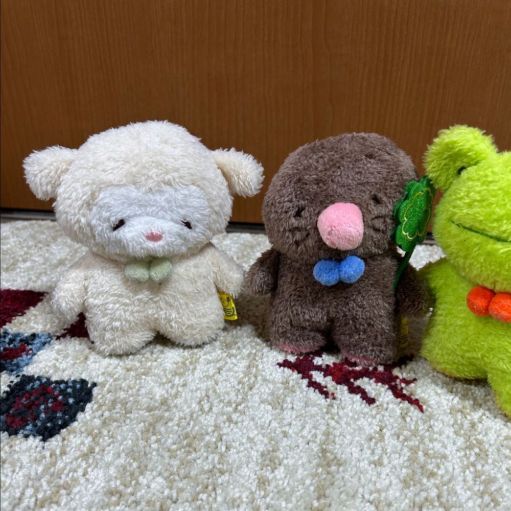 ぴーしゃんがトモグチの国産きなこ大豆を用意していました。
この子はもぐたん、もぐらです❣️
もぐたんの仲良し、ぴょんたん、かえるです🐸
ふたりはクローバー🍀をいつも持っています。おっとり屋さんのふたりといると、ほっこり幸せな気持ちになります。そして、見つめていると、とっても眠くなります🥱
寝てる場合じゃありません。
トモグチのきなこ大豆はモグってお名前が書いてあるので、もぐたんのです。
よし、運ぼう❗️
うんしょっ❗️こらしょ❗️