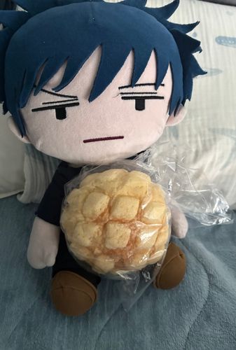 長年抱いて一緒に寝てるぬいです🧸
「なんで俺メロンパン持たされてるんだ？」
ついでに私の昼ごはんと一緒にツーショット📸